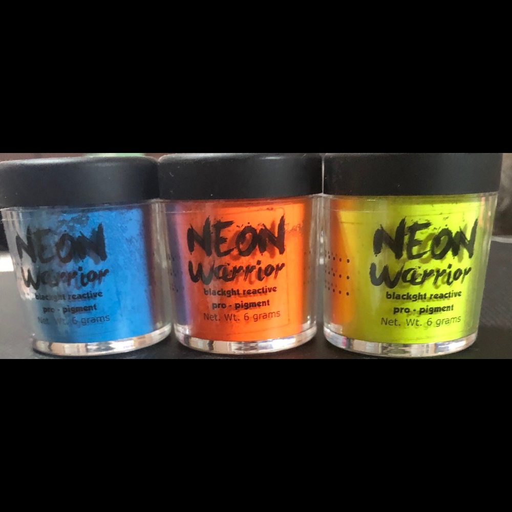 Medusa’s Makeup 
UV NEON PIGMENT MAKEUP